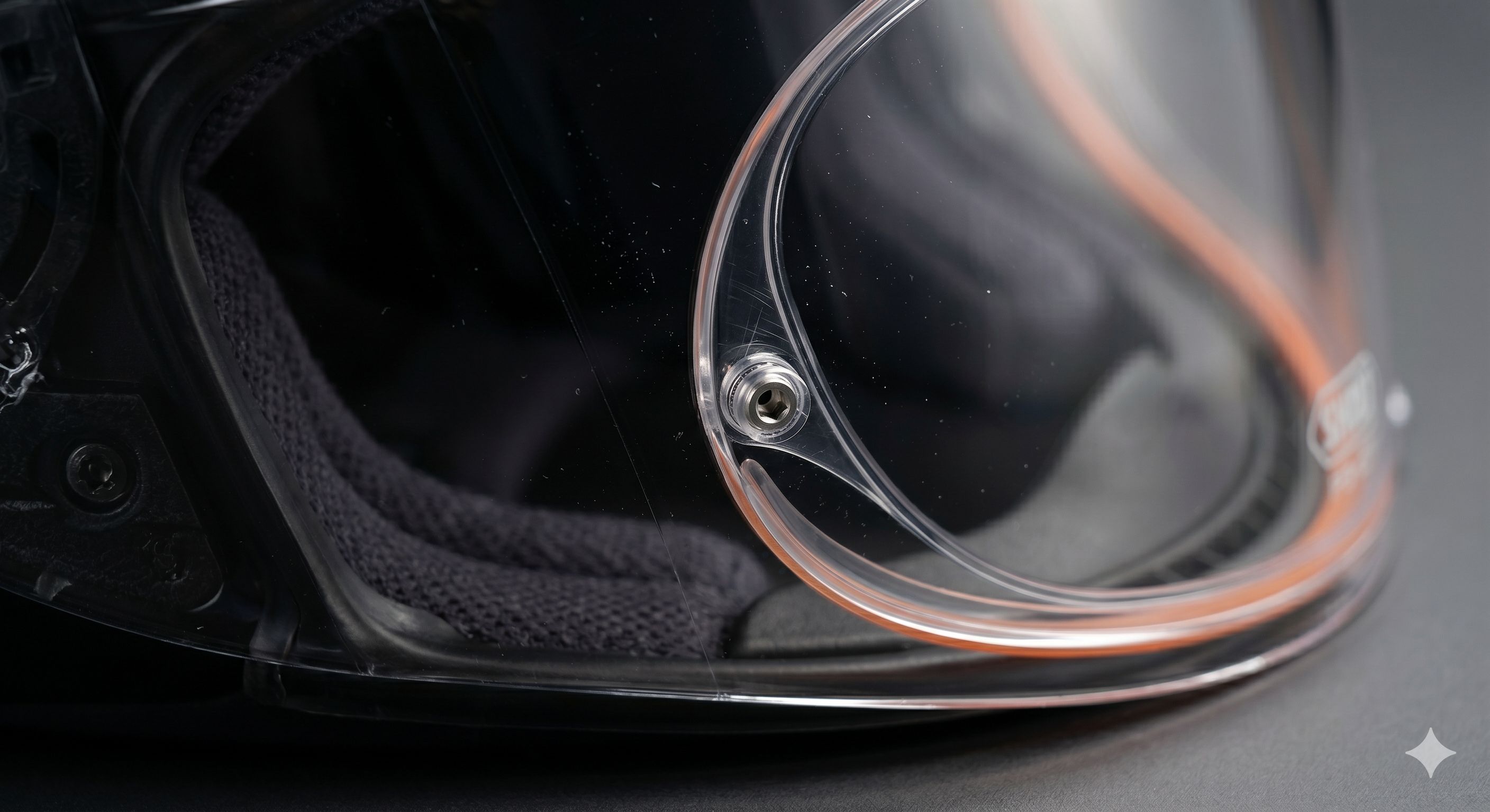 picots Pinlock sur visi&egrave;re casque moto - rep&eacute;rer les points de fixation